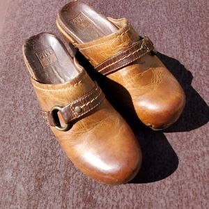 Frye clog